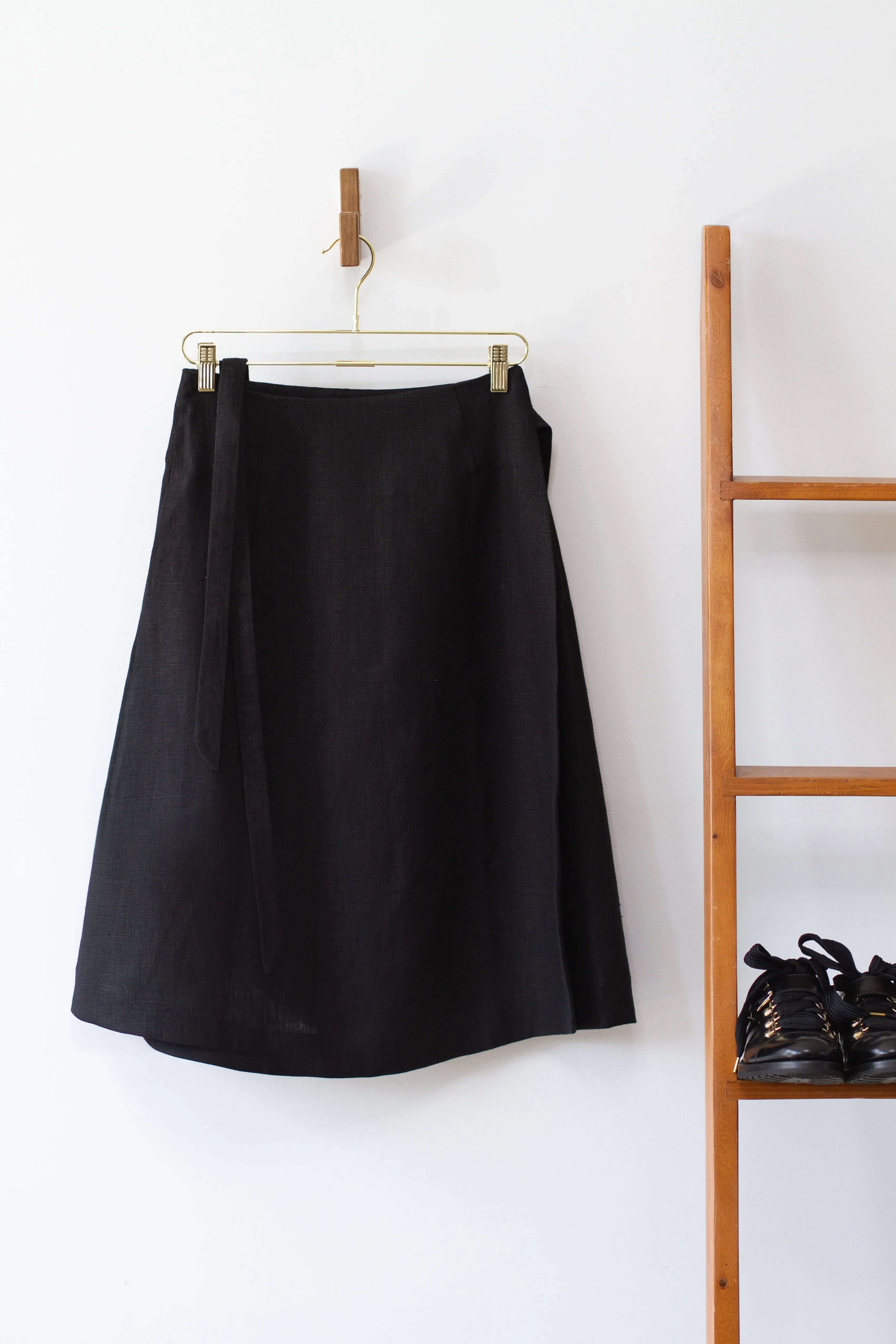 EVERYDAY BEAUTIFUL A-LINE APRON WRAP SKIRT IN BLACK LINEN