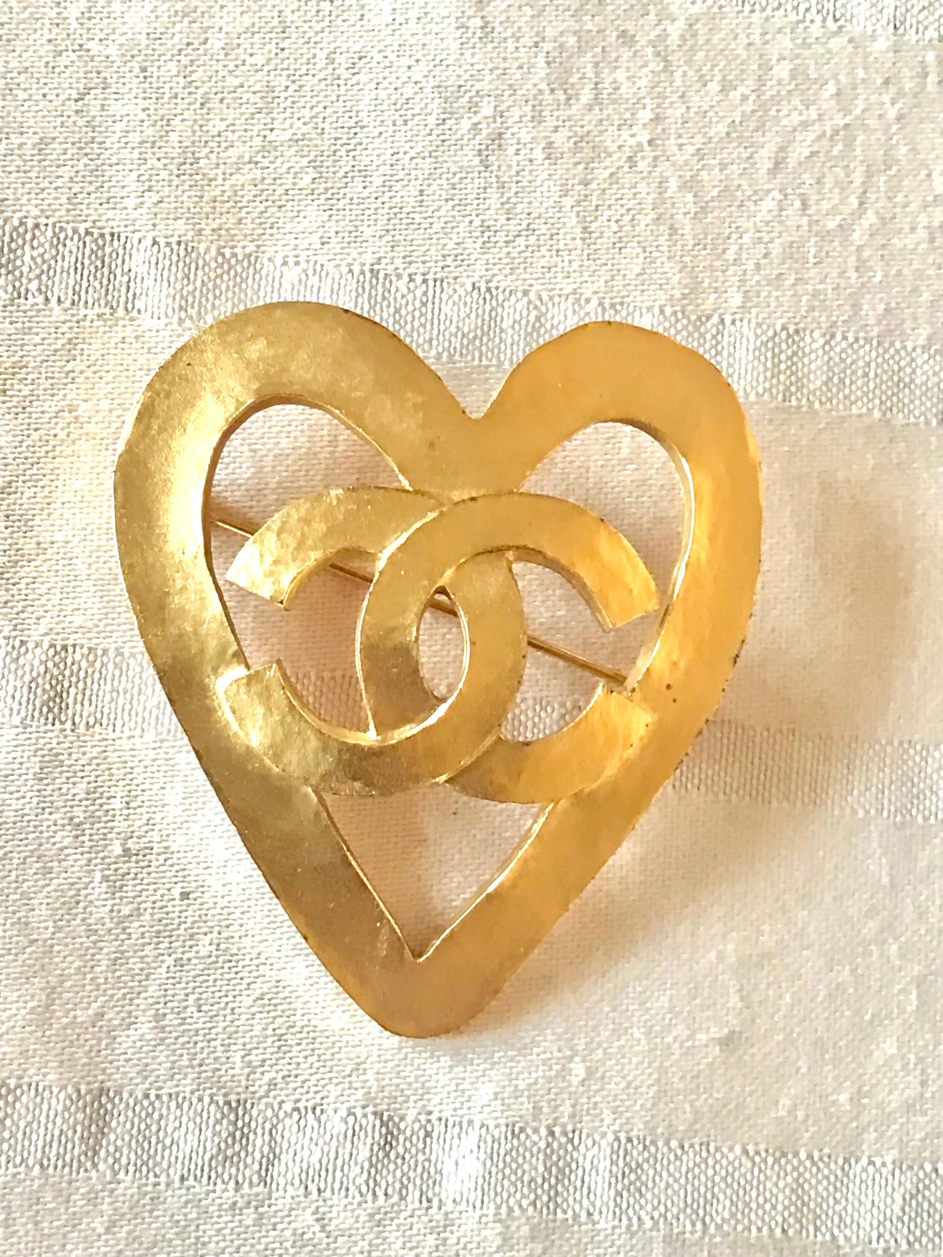 Vintage CHANEL outlined gold tone heart brooch with CC mark. Chic and cute jewelry piece for jackets, hat, shirts and more. Great gift idea.