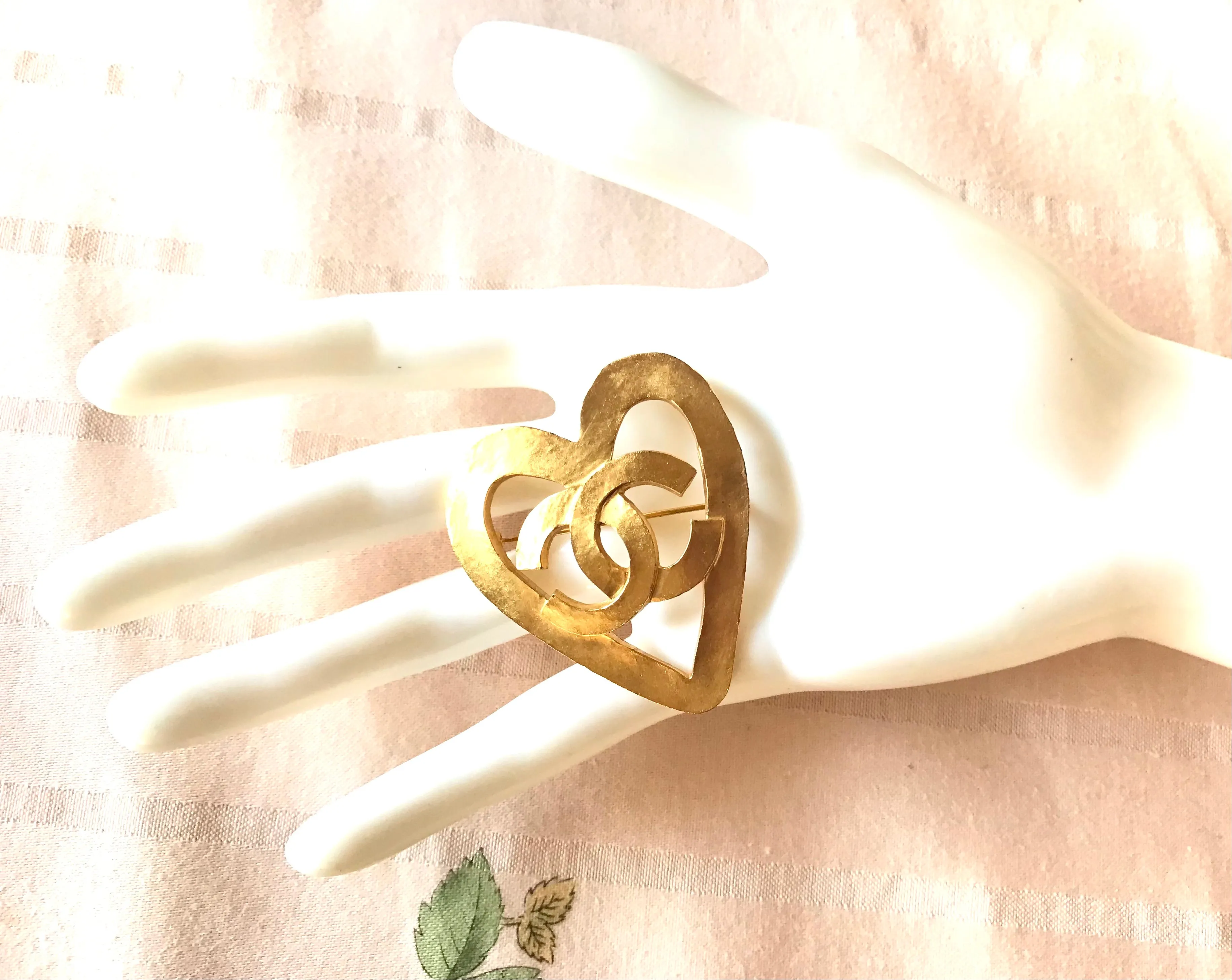 Vintage CHANEL outlined gold tone heart brooch with CC mark. Chic and cute jewelry piece for jackets, hat, shirts and more. Great gift idea.