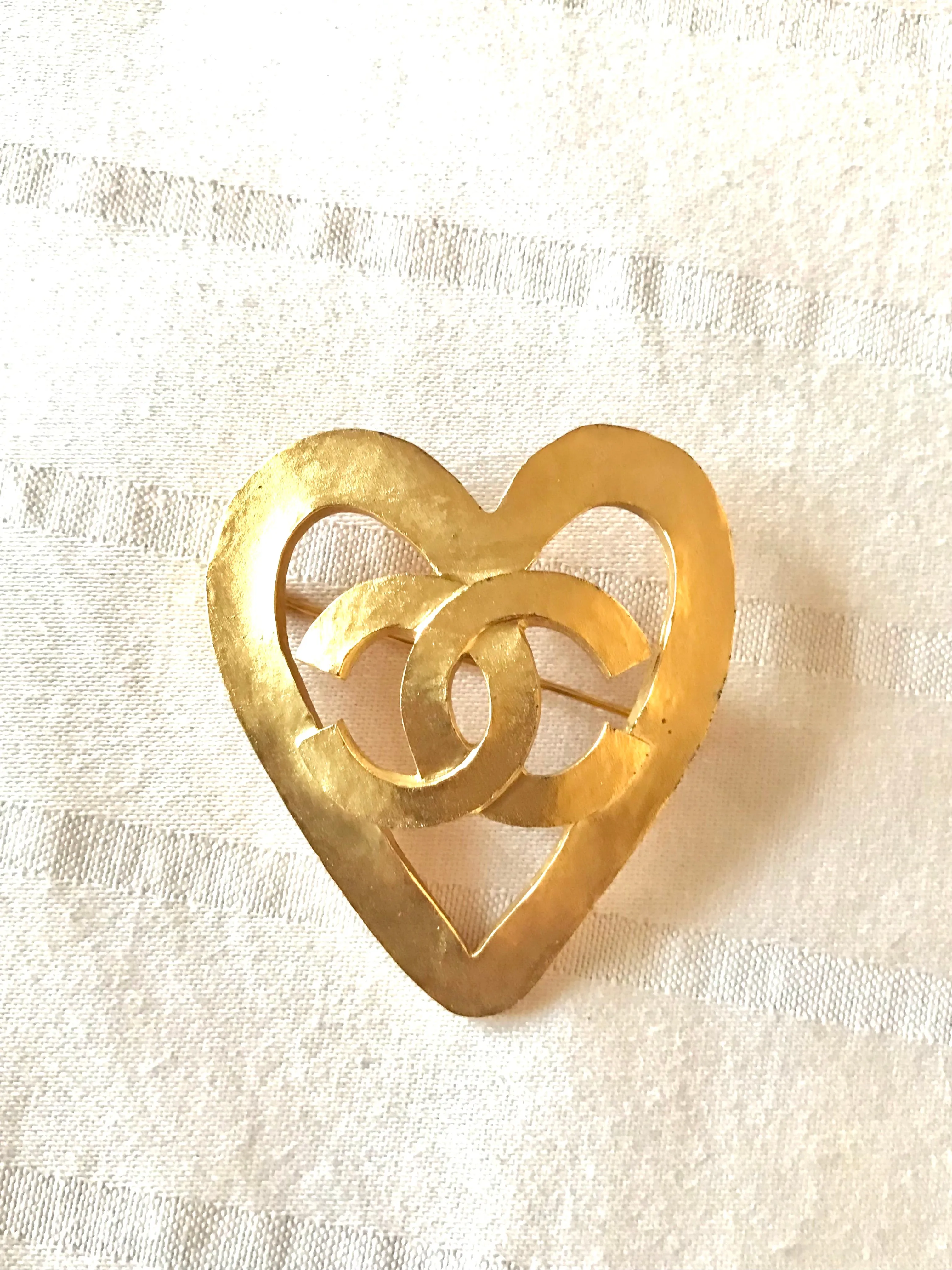 Vintage CHANEL outlined gold tone heart brooch with CC mark. Chic and cute jewelry piece for jackets, hat, shirts and more. Great gift idea.