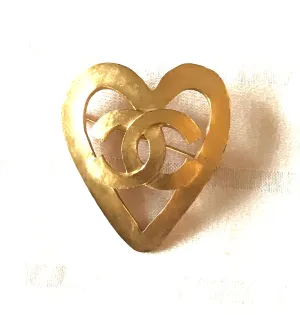 Vintage CHANEL outlined gold tone heart brooch with CC mark. Chic and cute jewelry piece for jackets, hat, shirts and more. Great gift idea.