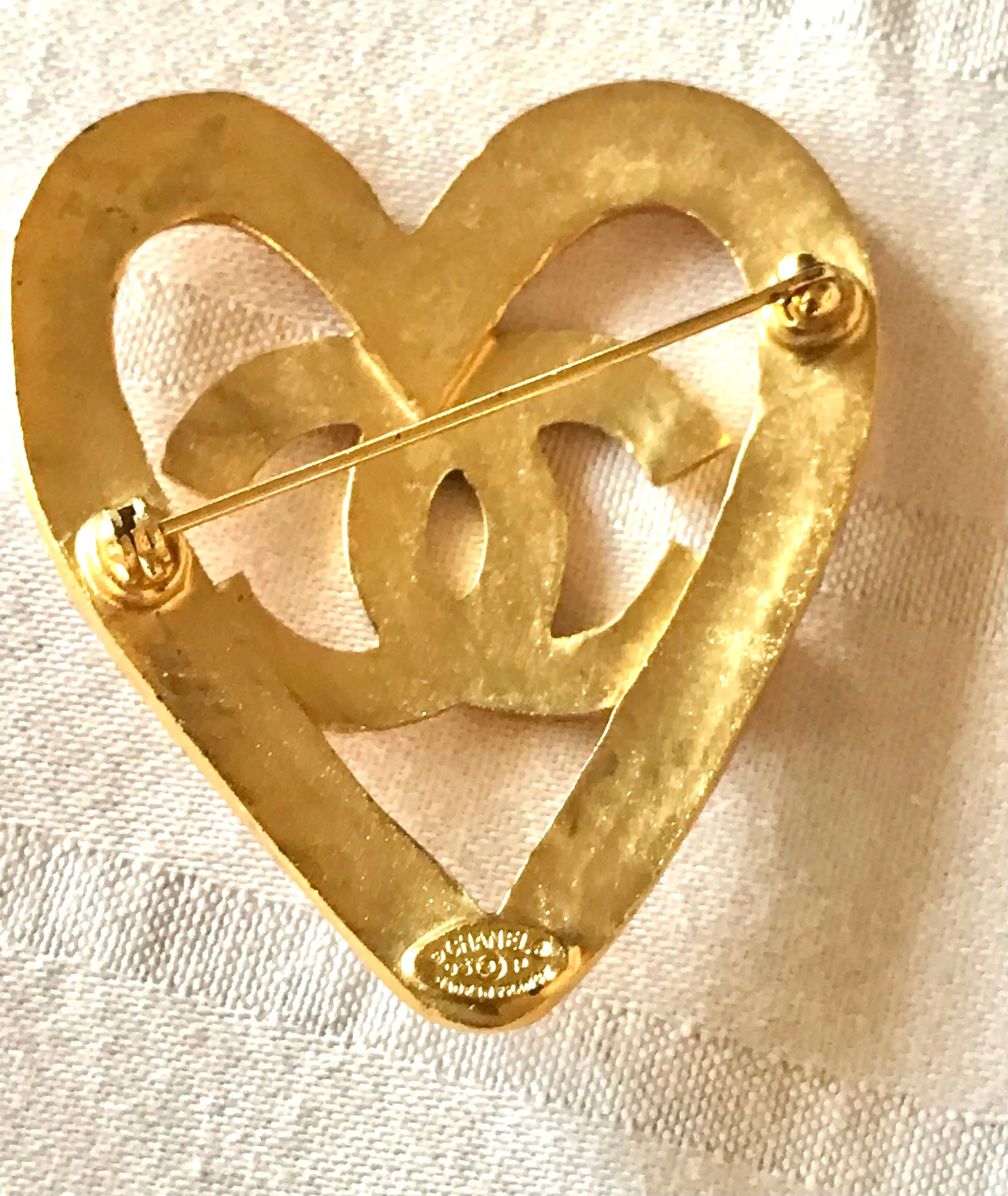 Vintage CHANEL outlined gold tone heart brooch with CC mark. Chic and cute jewelry piece for jackets, hat, shirts and more. Great gift idea.
