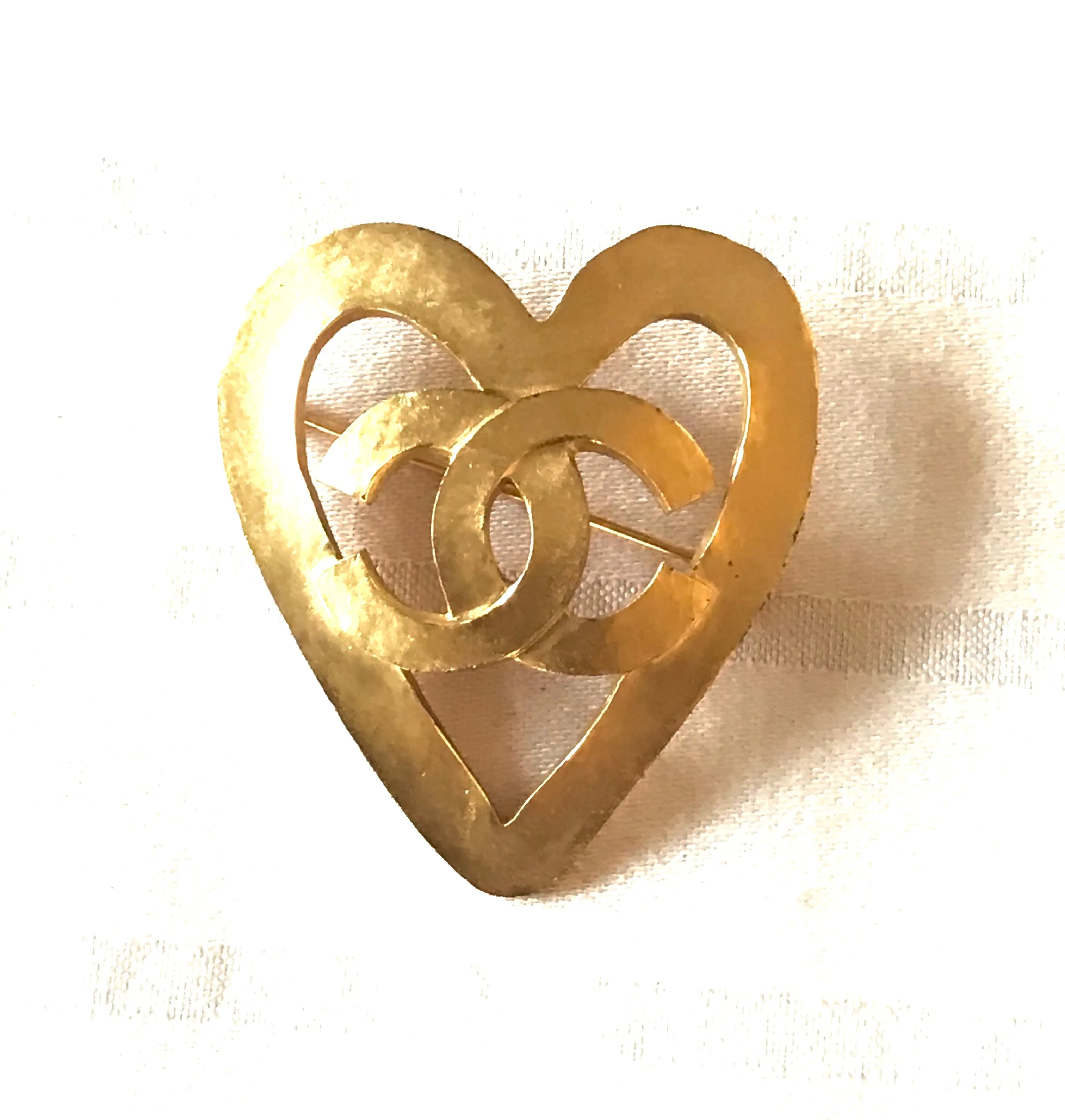 Vintage CHANEL outlined gold tone heart brooch with CC mark. Chic and cute jewelry piece for jackets, hat, shirts and more. Great gift idea.